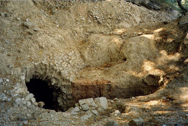 10-03.jpg - Au premier plan on voit la dérivation partant sur la droite, crée dans un deuxième temps, alors que la conduite primitive allait tourner quelques mètres plus loin (Photo Jean-Claude litaudon).