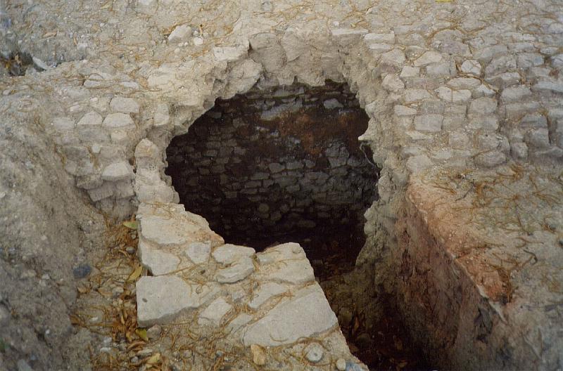 10-04.jpg - On aperçoit très bien la dérivation au premier plan et la cassure de la voûte et du piédroit droit du conduit originel. Notons que le nouveau branchement correspond  à un travail grossier, vraiment peu soigné...