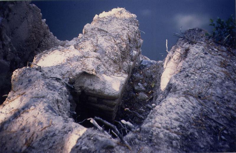 10-06.jpg - En 2006, le niveau de la retenue ayant pas mal baissé, laisse apercevoir les "restes" des regards le plus souvent immergés et donc invisibles (Photo Jean-Claude Litaudon).