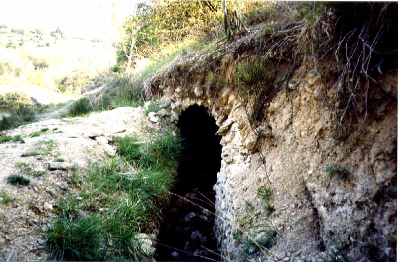 11-01.jpg - L'aqueduc tel qu'on pouvait le voir immédiatement en amont de la retenue collinaire (photo Jean-claude Litaudon);