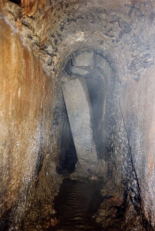 25-03.jpg - Un nouvel obstacle et de taille; les deux dalles de couverture sont tombées dans l'aqueduc; seuls, les petits, les minces et les agiles pourront aller plus loin...(Photo Jean-Claude Litaudon)
