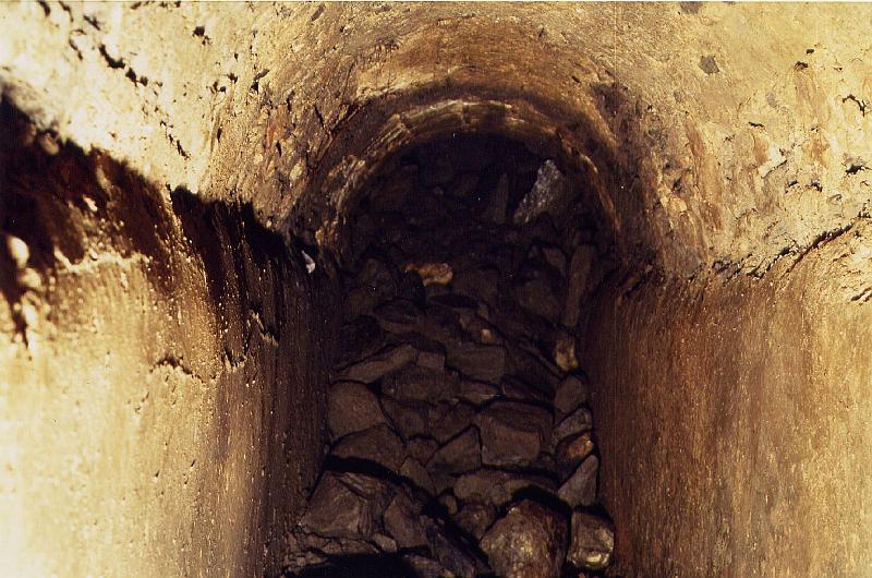 25-15.jpg - On arrive au bout de l'aqueduc dans le tunnel; le remplissage qui comble la canalisation résulte du dernier regard (Photo Jean-Claude Litaudon).