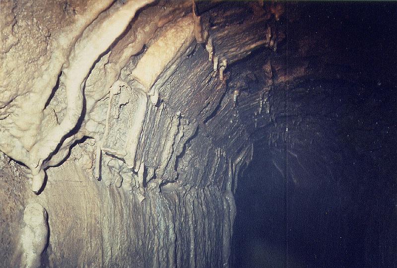 25-16.jpg - La progression va trouver tout d'abord, les traces laissées par trois planches du coffrage de la voûte de l'aqueduc, planches complétement fossilisées bien sûr; oubliées volontairement ou ? (photo Jean-Claude Litaudon).