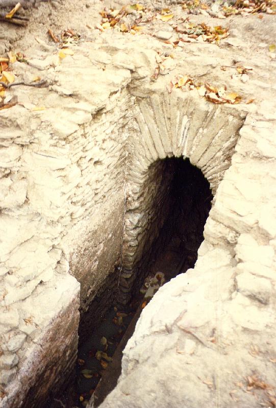 27-02.jpg - L'accès au tunnel est dégagé, un regard grand module est situé à l'entrée... (Photo Jean-Claude Litaudon).