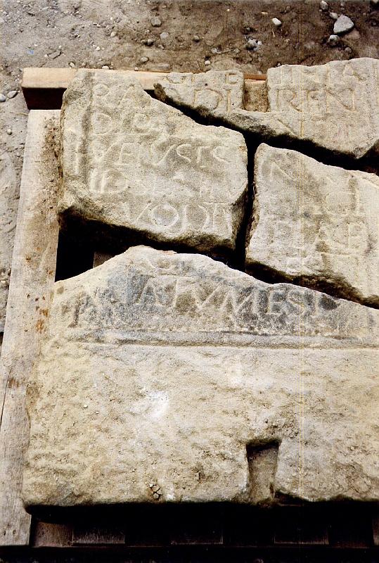 27-04.jpg - ...mais la découverte majeure fut celle d'une seconde dalle de protection de l'aqueduc trouvé dans le regard; même texte qu'à Chagnon, ici amputé des trois premières lignes; cette découverte en dehors du contour de Chagnon, laisse augurer qu'il doit y en avoir encore d'autres sur le parcours...(Photo Jean-Claude Litaudon).