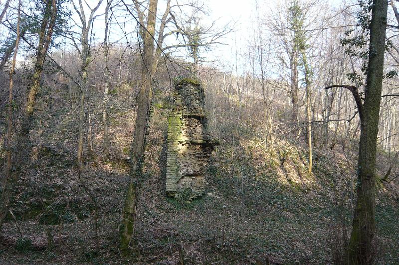 30-02.jpg - Dans un secteur très sauvage, les restes du pont apparaissent (Photo Charles Colonna)