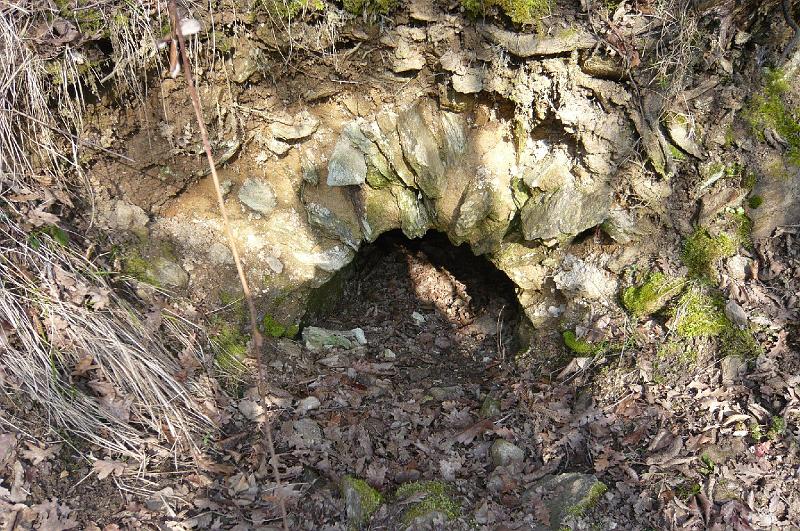 31-01.jpg - Le chemin qui descend en direction du confluent des deux rivières a coupé l'aqueduc; sur le côté gauche l'aqueduc est pénétrable... (Photo Charles Colonna).