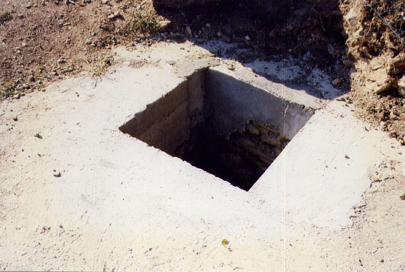 36-01.jpg - L'entrée dans la canalisation par le petit regard (photo Jean-Claude Litaudon).