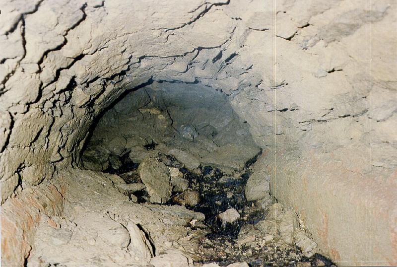 36-03.jpg - Devant le grand regard aval, bouché par la terre et les réticulés de la margelle tombé au fond (Photo Jean-Claude Litaudon).