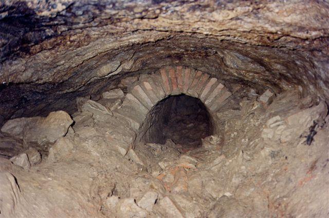 4-03.jpg - Sous la voûte du tunnel et sur les débris de l'aqueduc, jusqu'au moment... Photo JCL.
