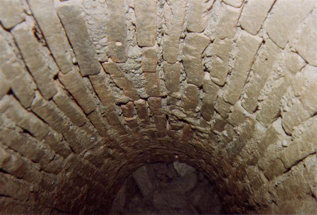 4-04.jpg - On peut pénétrer dans cette partie de l'aqueduc, où tout est EN BRIQUES ! Photo JCL.
