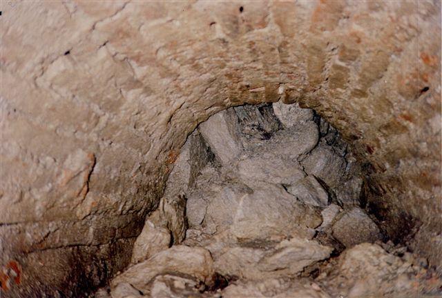 4-05.jpg - On ne peut aller plus loin, l'effondrement, très net, est consécutif à un regaard de visite...(A) Photo JCL.
