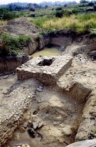 4-13.jpg - Ce dernier regard (de petit module), est aujourd'hui enterré sous la rampe d'accès au plateau de la Varizelle. Photo JCL.