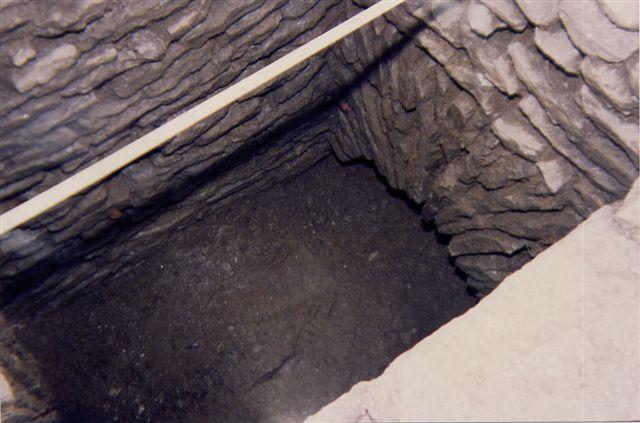 4-14.jpg - L'intérieur du petit regard, avant son enfouissement.