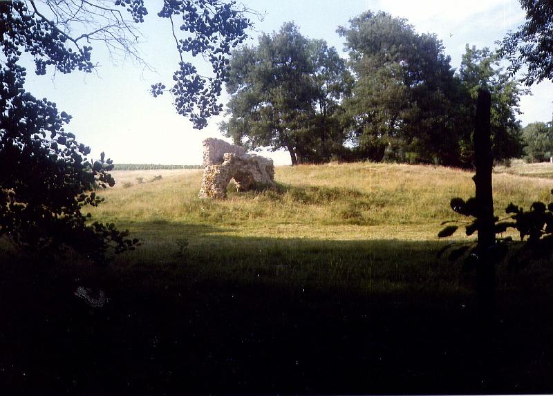 40-01.jpg - Près d'un petit boqueteau où est érigée une madonne au sommet d'un long fût de colonne, se trouve l'arche aval (Photo Jean-Claude litaudon);