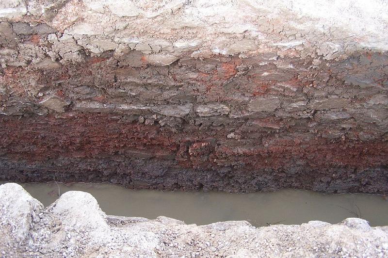 41-03.jpg - L'intérieur de la canalisation; sur le parcours fouillé, bien des choses nouvelles ont été remarquées; nous attendrons la publication du rapport officiel pour les porter à la connaissance du public (Photo Jean-Claude Litaudon).