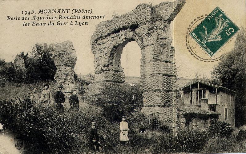 44-03.jpg - Les costumes attestent l'ancienneté de cette carte postale (coll. Jean-Claude Litaudon).