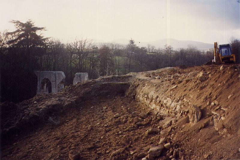 44-07.jpg - En février 1994, les aménagements du site (pose d'égout) ont permis de voir l'extrados du canal, intact, entre le pont et la route (Photo Jean-Claude Litaudon);