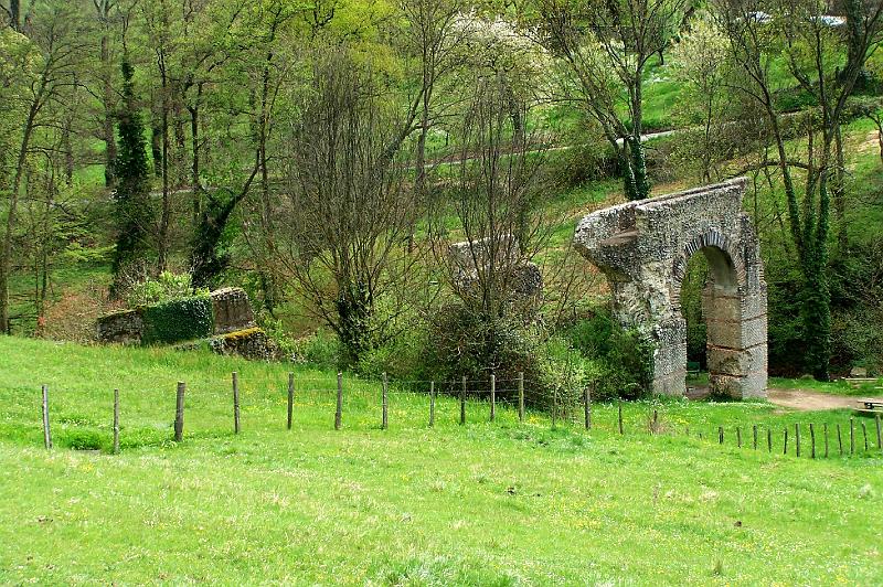 44-08.jpg - L'aqueduc dans un cadre verdoyant... (Photo jean-Claude Litaudon).