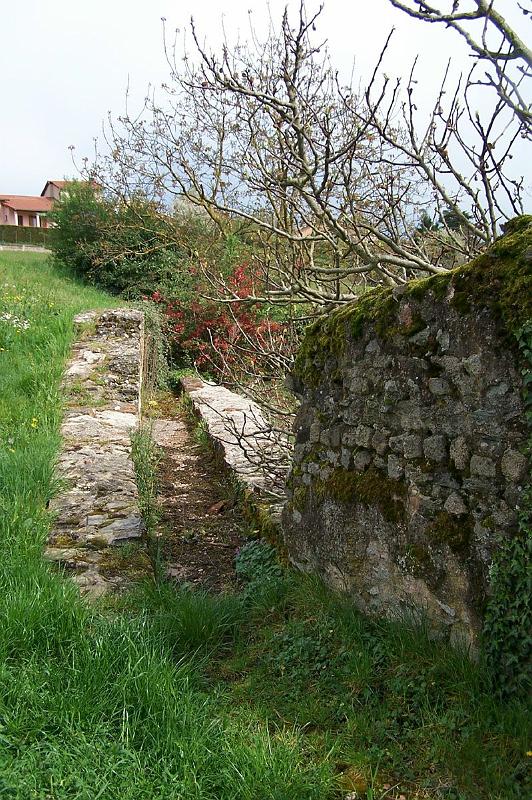 44-10.jpg - L'ouvrage romain s'enterre...(Photo Jean-Claude Litaudon).