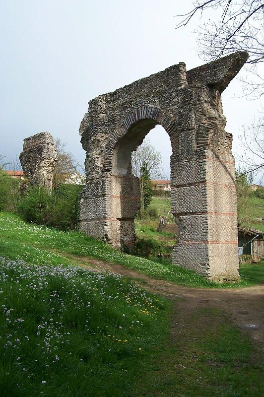 44-11.jpg - La brique des arases tranche sur le blanc des réticulés (Photo Jean-Claude Litaudon).