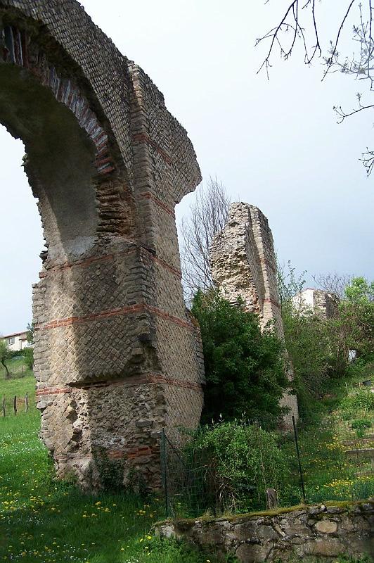 44-12.jpg - Les contreforts des arches démontrent l'emplacement de l'arche centrale sous laquelle passait autrefois la rivière (Photo Jean-Claude Litaudon).