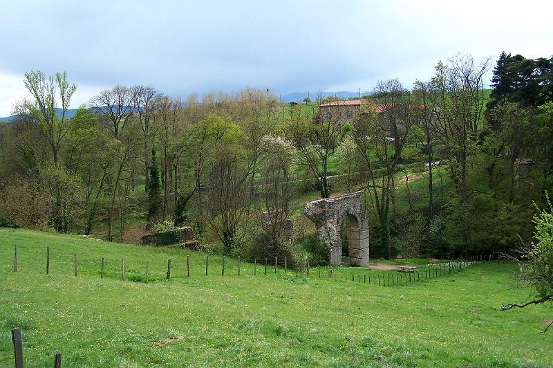 44-16.jpg - L'aqueduc dans un cadre verdoyant; au-dessus, la ferme du Villars (Photo Jean-Claude Litaudon).