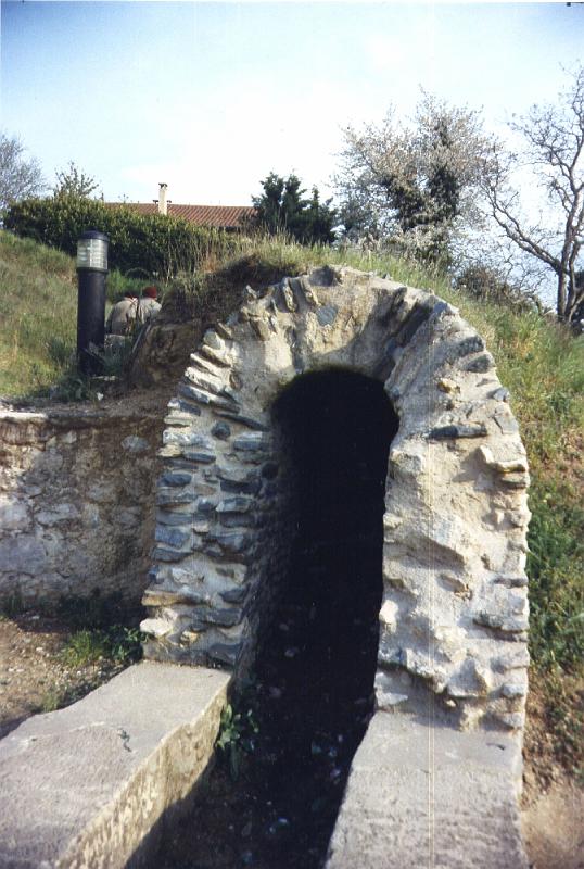 45-02.jpg - La coupe de l'aqueduc tel qu'on peut le voir aujourd'hui (Photo Jean-Claude Litaudon).