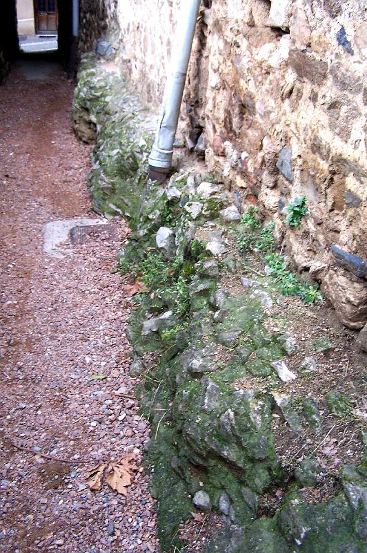 46-01.jpg - Le mur de la maison a été construit sur l'aqueduc (Photo Jean-Claude Litaudon).