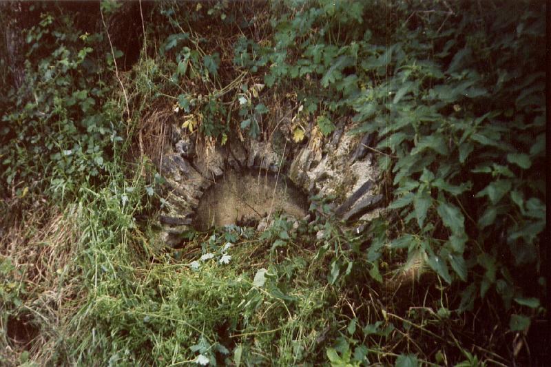 47-08.jpg - Par le fait de découpages administratifs parfois un peu bizarres, l'aqueduc visible en coupe dans le talus de la route communale N° 4, bien que situé à la suite des vestiges de Saint-Laurent-d'Agny, se trouve sur Mornant (Photo Jean-Claude Litaudon).