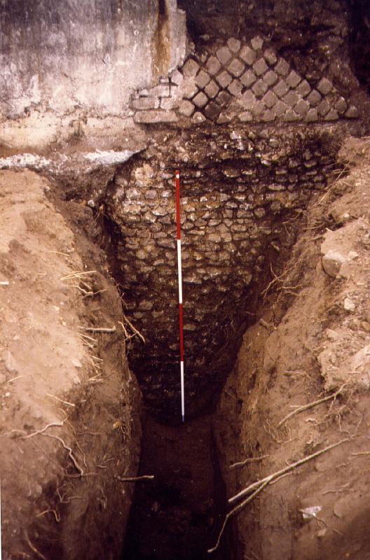 5-02.jpg - A Pont-Nantin, lors du dégagement des piles au bord de la route (31/12/1982); le sondage descendit jusqu'à 2,80 m  environ; l'appareillage était bien visible (Photo Jean-A. Hamm).