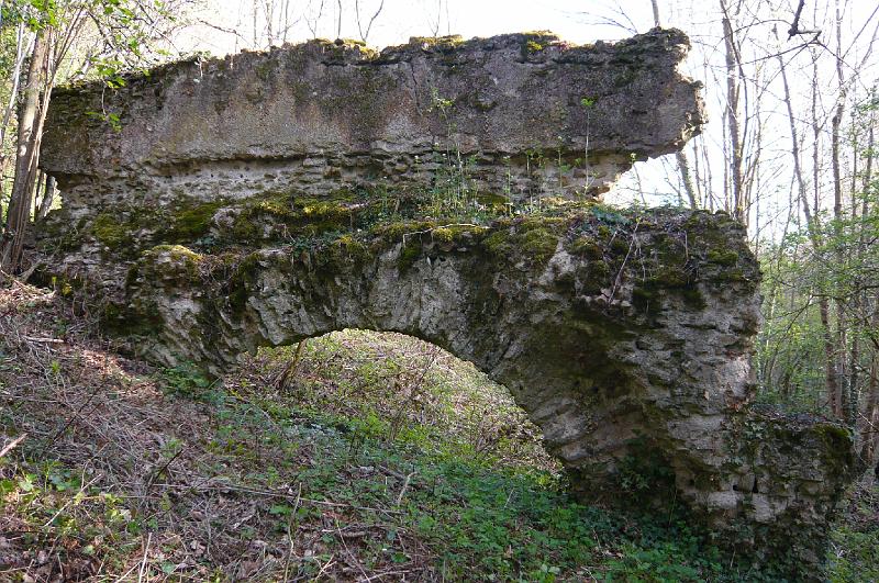 52-01.jpg - La dernière arche du pont est visible sur la rive gauche du ruisseau; une partie du radier et du piédroit de l'ouvrage subsistent. (Photo Charles Colonna)
