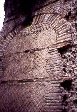 58-03.jpg - Le remplissage des arches les plus hautes fut réalisé par les Romains eux-mêmes (Photo Jean-Claude Litaudon).