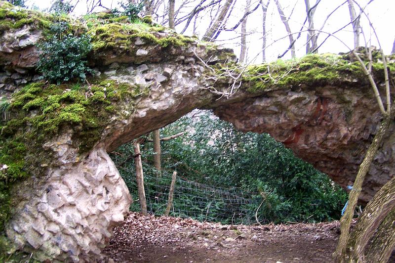 58-07.jpg - Une arche basse très érodée (Photo Jean-Claude Litaudon).