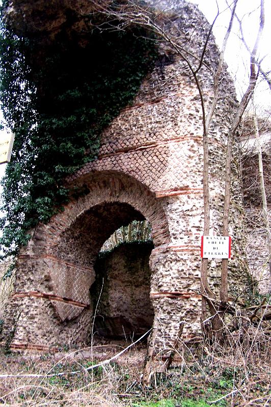59-03.jpg - Une partie de la voûte s'est effondrée entre les arches (Photo Jean-Claude Litaudon).