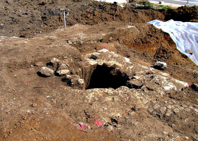 64-04.jpg - C'est en avril 2006, que la fouille eut lieu en préalable à la construction d'un habitat; très vite la canalisation fut trouvée et un regard apparut (Photo Jean-Claude Litaudon).