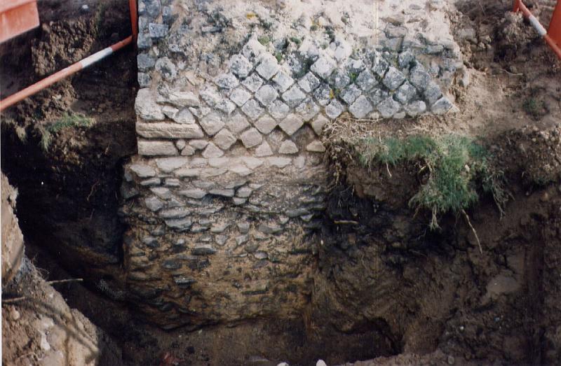 65-02.jpg - En 1999, une fouille du S.R.A. permit de voir la base d'une des piles du Plat de l'Air (Photo Jean-Claude Litaudon).