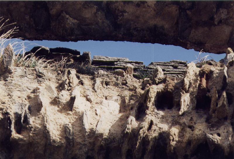 66-18.jpg - Un des regards est apparent depuis la lèvre provoquée par l'érosion du canal; on voit la base de la structure verticale de la cheminée (Photo Jean-Claude Litaudon).