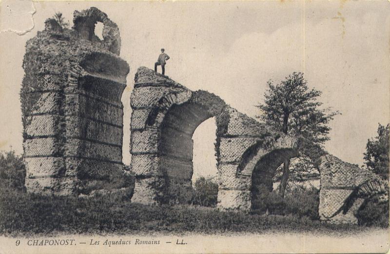 67-11.jpg - L'édifice avant sa restauration, dans les années 1930 (Carte postale ancienne, coll. Jean-Claude Litaudon).
