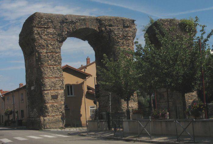 68-06.jpg - Bien que la route actuelle ait démoli en son temps la ligne d'arches du pont-siphon, certaines piles ont vu alterner, sans doute dans un effet d'esthétisme, réticulés blancs et noirs (Photo Jean-Claude Litaudon).