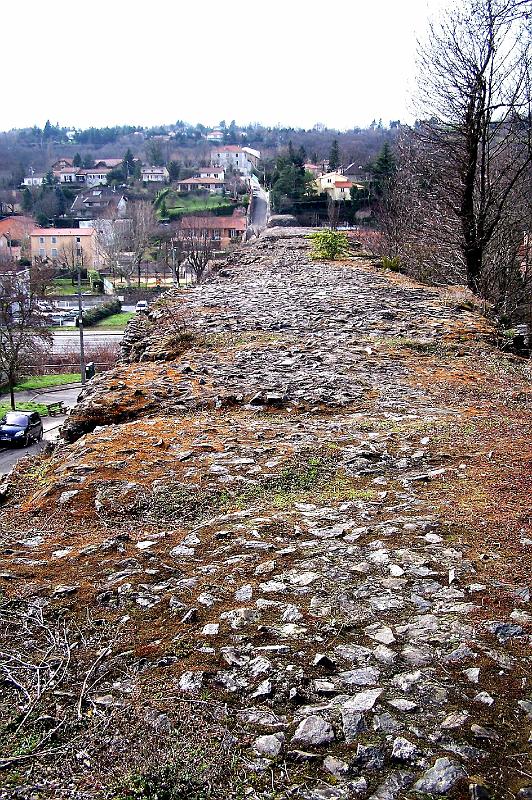 68-08.jpg - En regardant vers l'aval, depuis le sommet aujourd'hui du pont-siphon qui supportait les tuyaux (Photo Jean-Claude Litaudon).