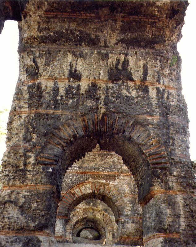 69-09.jpg - Une jolie enfilade visible sous les arches côté amont (Photo Jean-Claude Litaudon).