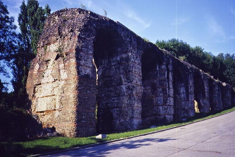 69-11.jpg - La hauteur et la largeur des arches sont impressionnantes (Photo Jean-Claude Litaudon).
