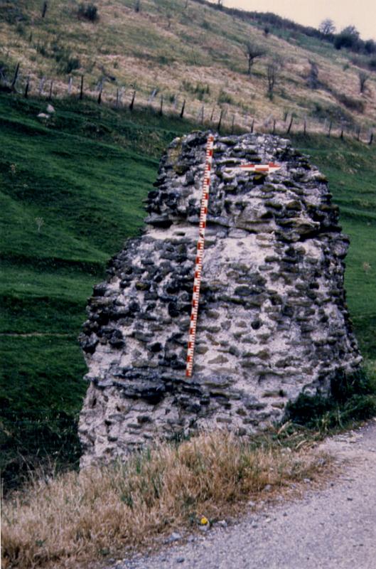 7-02.jpg - "Il ne subsiste qu'une pile de 5 mètres environ de hauteur dont le chapiteau a été détruit en 1830 par un violent orage qui s'abattit dans ce vallon solitaire". Texte et photos (4) de Jean-Antoine Hamm (1979).