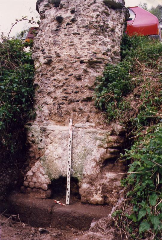7-03.jpg - La fouille a fait apparaître l'appareil réticulé (1979).