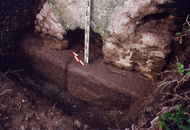 7-04.jpg - Le soubassement de la pile repose sur la face nouvellement dégagée, sur deux énormes pierres taillées (1979).