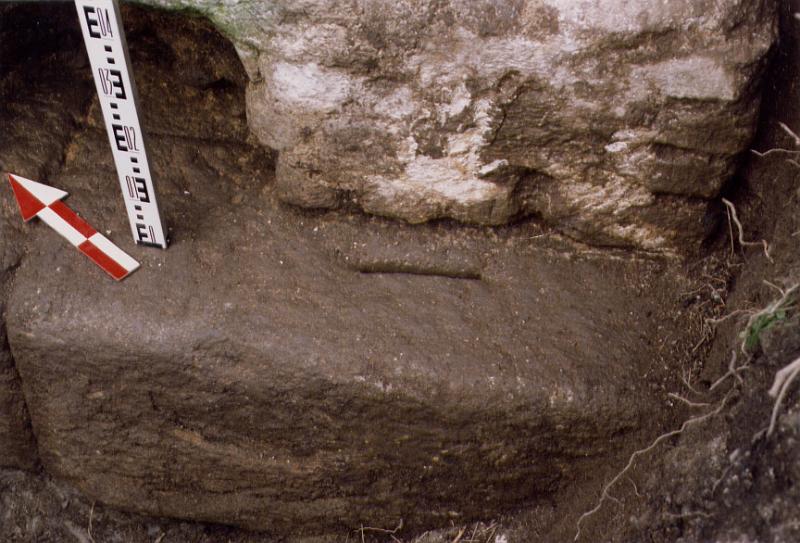 7-05.jpg - L'une des deux pierres laisse apparaître "un trou de louve".