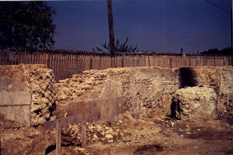 71-03.jpg - C'était en 1970, lors de la destruction d'une partie de l'ouvrage romain à l'occasion de la construction d'un ensemble immobilier (Photo Jean-Antoine Hamm).