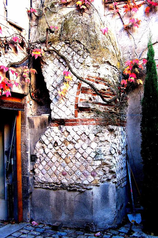71-05.jpg - A l'intérieur de propriétés ou au bord de la rue, plusieurs vestiges sont apparents (Photo Jean-Claude Litaudon).
