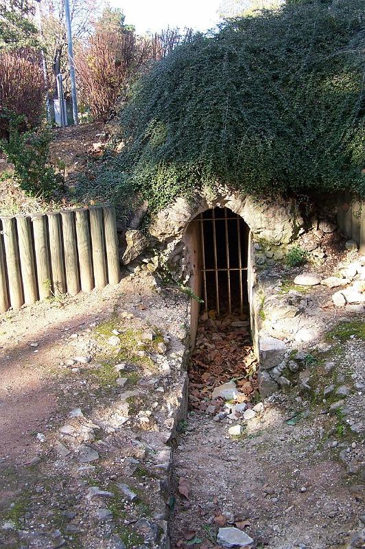 72-01.jpg - Barré par une grille, le canal se voit avec encore son enduit de tuileau sur les piédroits (Photo Jean-Claude Litaudon)